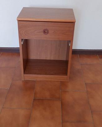 Comodino in legno color noce