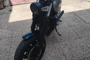 moto thiumph 750