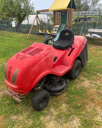 Trattore taglia erba
