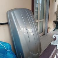 Baule siluro per auto con staffe portapacchi.