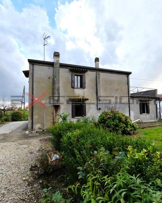 PETTORAZZA - CASA INDIPENDENTE DA RISTRUTTURARE