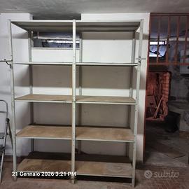 Scaffalatura metallica con 5 ripiani metallici