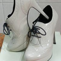 scarpa chiusa con tacco