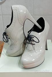 scarpa chiusa con tacco