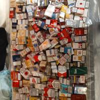 Pacchetti di sigarette e accendini 