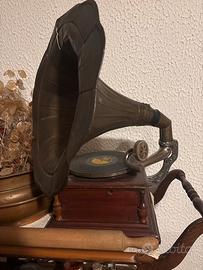 Grammofono antico anni 20 con tromba