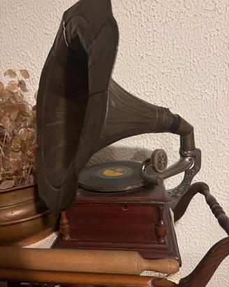 Grammofono antico anni 20 con tromba