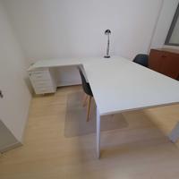 Scrivania con ripiano in cristallo satinato