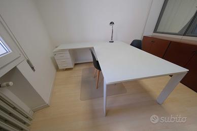 Scrivania con ripiano in cristallo satinato