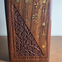 scatola vintage in legno intagliato 