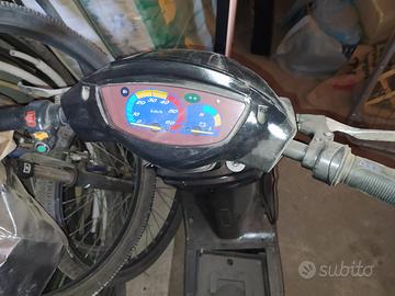 Si vende mezzo tipo bicicletta elettrica