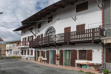 CASA SEMINDIPENDENTE A CIRIÈ