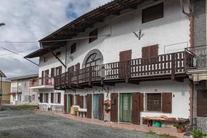 CASA SEMINDIPENDENTE A CIRIÈ