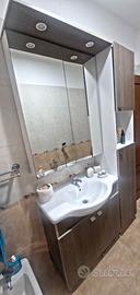 Mobile bagno con lavandino e rubinetto
