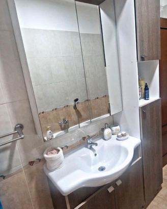 Mobile bagno con lavandino e rubinetto