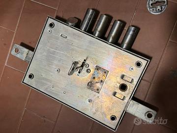 Serratura per porta blindata