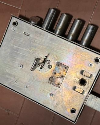 Serratura per porta blindata