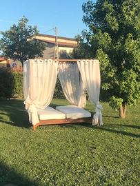 Letto baldacchino da giardino