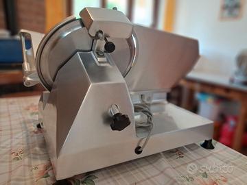affettatrice 220 V.