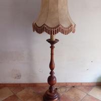 Lampada da terra in legno