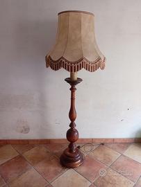 Lampada da terra in legno