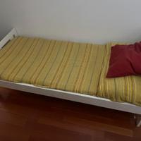 Lettino con materasso ed armadietto da bambino