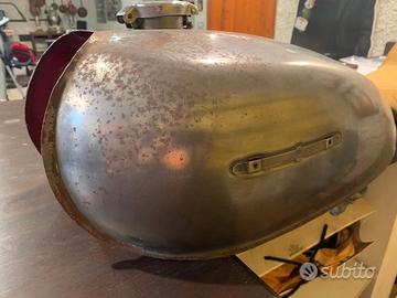 Struttura sella lunga in ferro e serbatoio Honda c