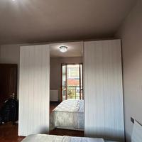 Armadio 4 ante color legno chiaro con specchio