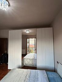 Armadio 4 ante color legno chiaro con specchio