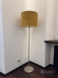 Lampada da terra giallo scuro