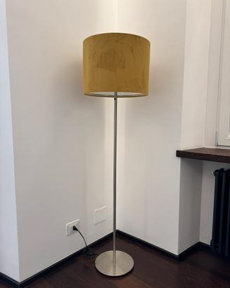 Lampada da terra giallo scuro