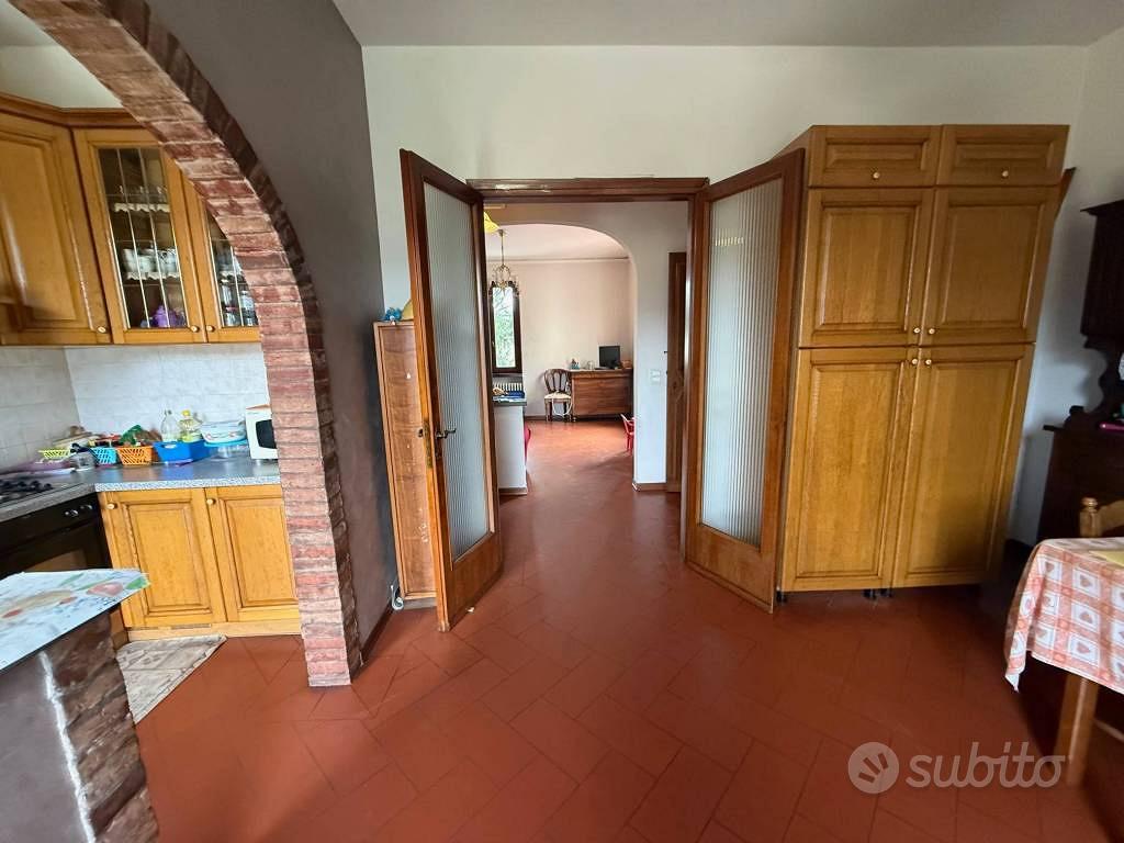 Appartamento di 153 m² con più di 5 locali a Firen