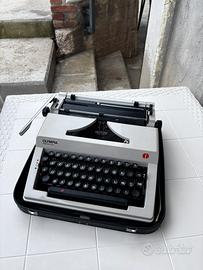 Macchina da scrivere Olivetti OLYMPIA DELUXE
