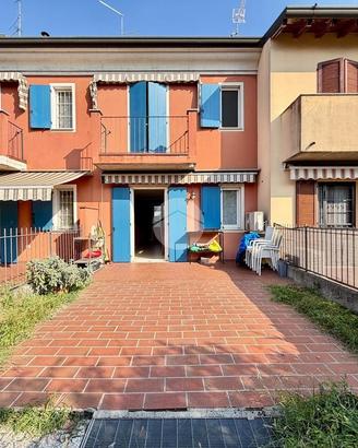VILLA A SCHIERA A CASTEL MELLA