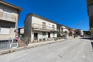 Cer chi una casa singola o bi fam a San Giuseppe