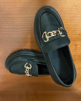 Mocassini donna con fibbia dorata