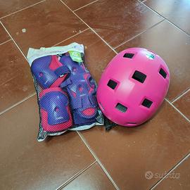 ginocchiere e casco da bimba