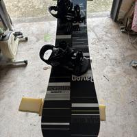 Tavola Snowboard con attacchi e scarponi