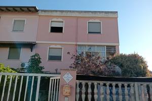 Casa a schiera su 3 livelli con giardino e garage