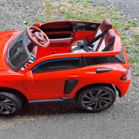 Auto elettrica ricaricabile per bambini.