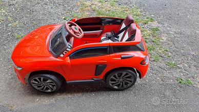 Auto elettrica ricaricabile per bambini.