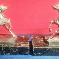 Statuette equestri in metallo su base marmo.