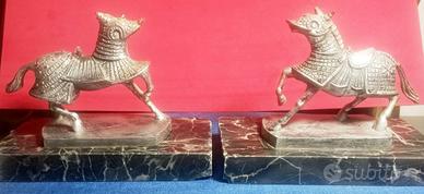 Statuette equestri in metallo su base marmo.