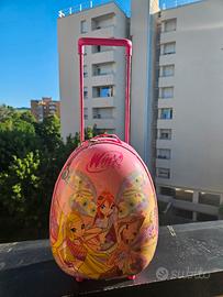 È un trolley rigido da asilo delle Winx 