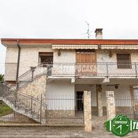 VILLA SINGOLA CON DUE BOX DOPPI, UNO QUADRUPLO E T