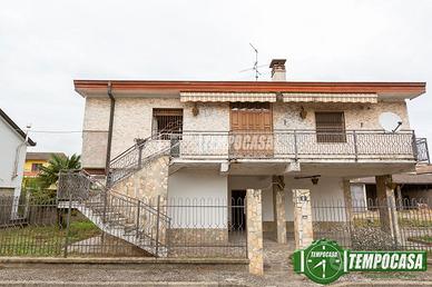 VILLA SINGOLA CON DUE BOX DOPPI, UNO QUADRUPLO E T