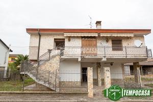 VILLA SINGOLA CON DUE BOX DOPPI, UNO QUADRUPLO E T