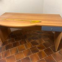 Scrivania in legno