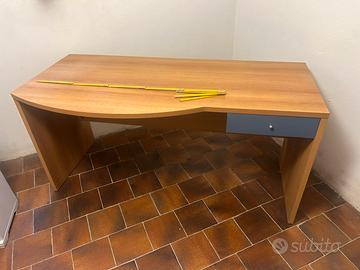 Scrivania in legno