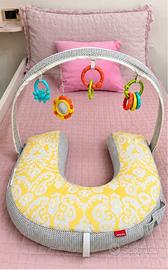 Cuscino allattamento Fisher-Price con arco giochi